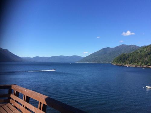 Cabana Celeste - Acceso directo a playa lago Caburgua y cancha de tenis - direct access Beach in Cab in กาบูร์กวา