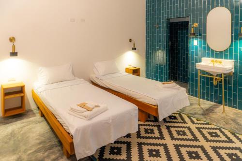2 queen beds, 3 twin beds