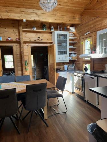 Luxury Holiday Home with Private Lake in นานทาลี