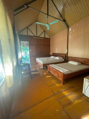 2 twin beds