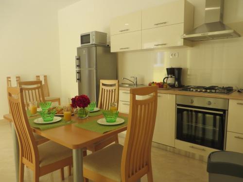 2 bedrooms, 3 beds