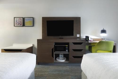2 queen beds