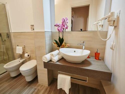 Standard Triple Room image 5