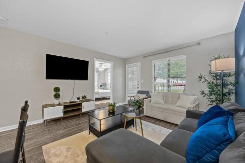 Stylish 2BR in Downtown, Pool Gym, near Airport