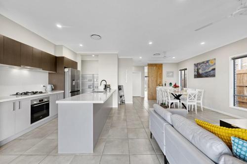 Griffin Family Stay 4BR New Home in Kallangur