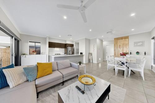 Konyha, Griffin Family Stay 4BR New Home in Kallangur