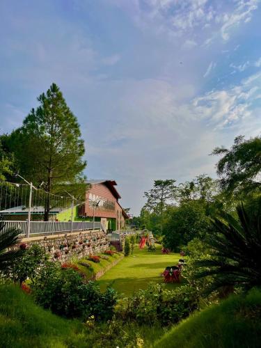 Skats, The Gooseneck Hotel and Restaurant in Rani Pokri