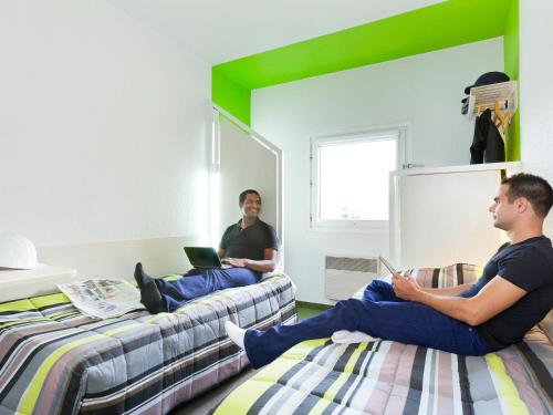 2 twin beds
