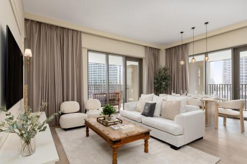 Maison Privee - Creekside Elegance with Canal Vws at Creek Beach, Dubaï