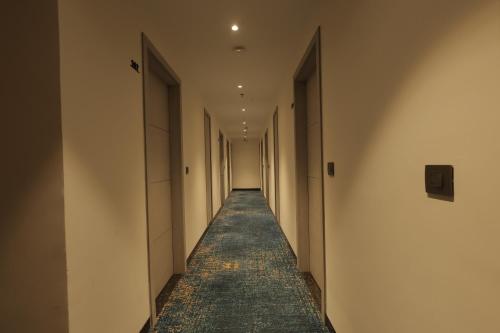 Lakefront Hotel by Brijwasi - image 4