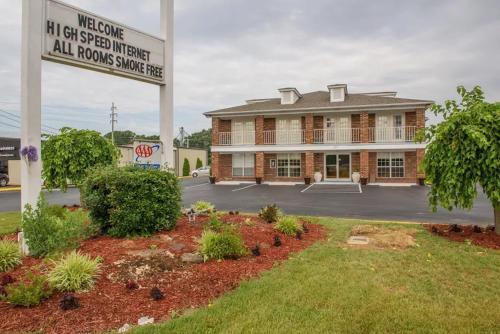 Richland Inn The 3-star Richland Inn offers comfort and convenience whether youre on business or holiday in Lawrenceburg (TN). The property has everything you need for a comfortable stay. Service-minded staff wil