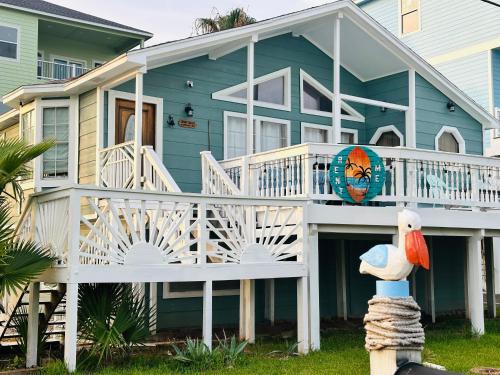 Beachside Get-A-Way - Walk to the Beach - 3 Bedroom 2 Bath