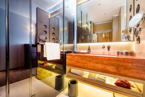 room detail thumbnail 2