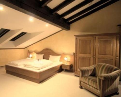2 twin beds, 3 sofa beds