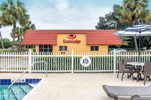 Econo Lodge Live Oak - image 12