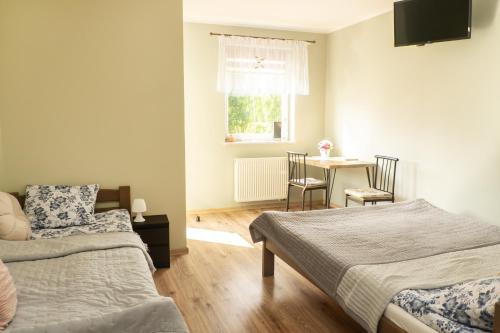 1 double bed, 1 twin bed