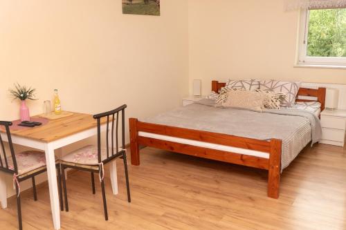 1 double bed, 1 twin bed