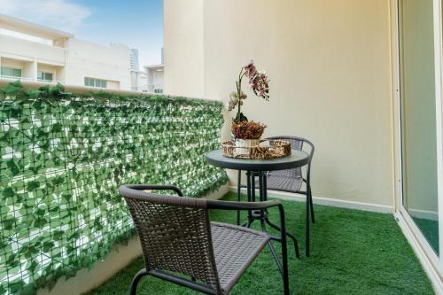Allsopp & Allsopp - 1-Bedroom Apartment in Al Thayyal The Greens - image 2