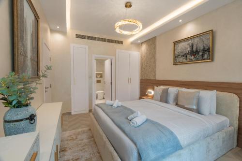 Allsopp & Allsopp - 1-Bedroom Apartment in Al Thayyal The Greens - image 4