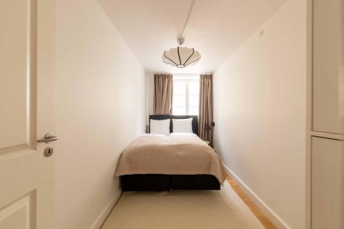 Family-Friendly Home for 10 in Prime Location - image 2