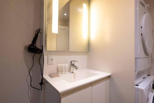 Family-Friendly Home for 10 in Prime Location - image 14