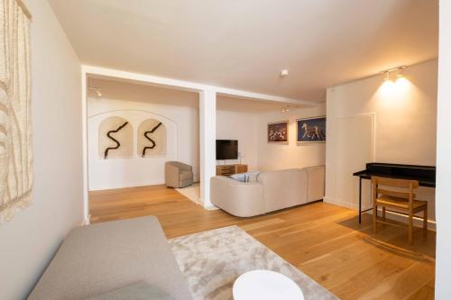 Family-Friendly Home for 10 in Prime Location - image 11