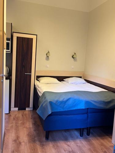 2 twin beds