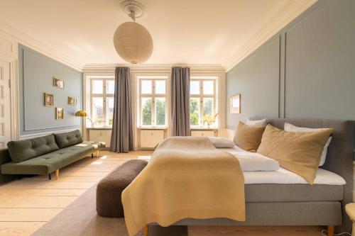 Lovely Apartment Overlooking King's Garden - main image