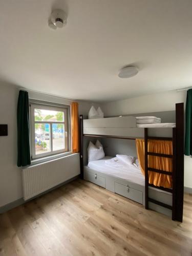 2 bunk beds