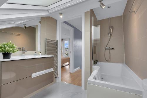 Stylish Lena Apartments Hammersmith - image 7