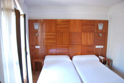 2 twin beds