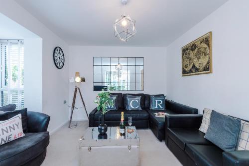 Stunning Riverside 3-Bed Home by 53 Degrees Property in Manchester with Garden & FREE Parking!, Manchester (photo 2)