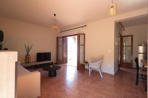 CASA DI MANI KOTRONI Vacation 2 bedroom Maisonette with shared pool in Riglia