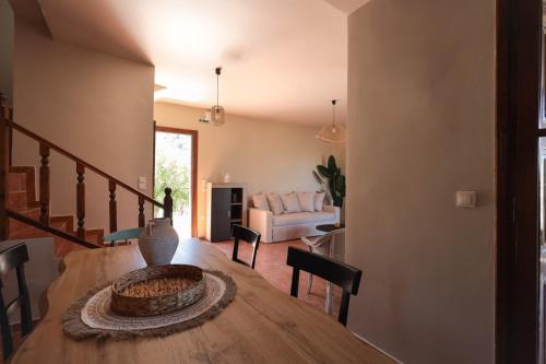 CASA DI MANI KOTRONI Vacation 2 bedroom Maisonette with shared pool in Riglia