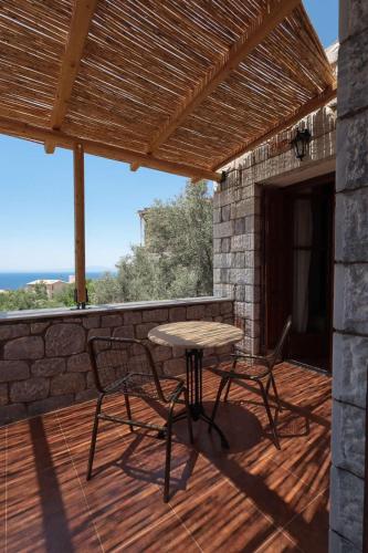 CASA DI MANI KOTRONI Vacation 2 bedroom Maisonette with shared pool in Riglia