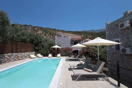 CASA DI MANI KOTRONI Vacation 2 bedroom Maisonette with shared pool in Riglia