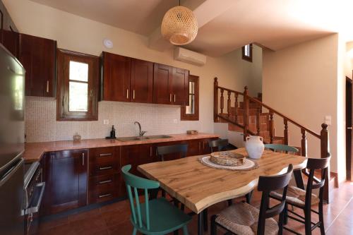 CASA DI MANI KOTRONI Vacation 2 bedroom Maisonette with shared pool in Riglia