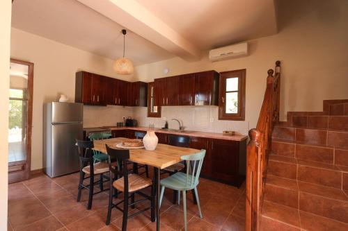 CASA DI MANI KOTRONI Vacation 2 bedroom Maisonette with shared pool in Riglia