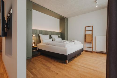1 king bed, 1 sofa bed