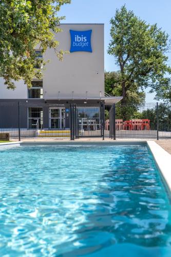 Úszómedence, ibis budget Le Cannet des Maures in Le Cannet Des Maures