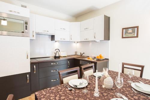 One-Bedroom Apartment image 3