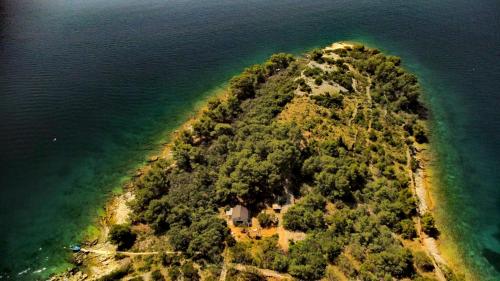 Isolated, 30m to sea, Viktoria s cottage, Kali (foto 3)