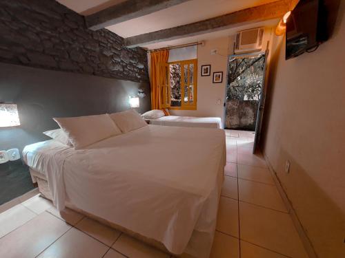 Standard Triple Room image 2