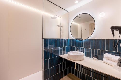 Triple Room (2 Adults + 1 Child) image 8