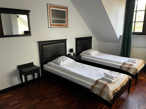 2 twin beds