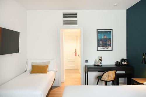 Double or Twin Room with Extra Bed image 2