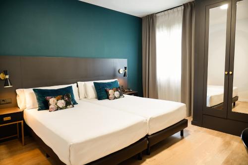Twin Room ( 1 - 2 people ) room in Arenas Atiram Hotel