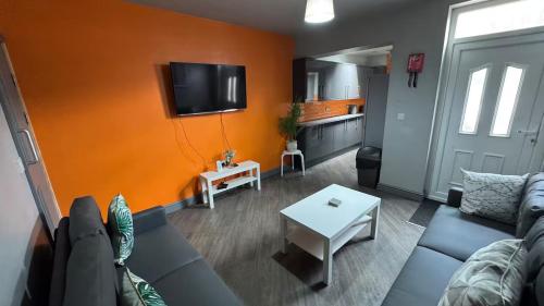 Spacious 5-Bed South View Home for Families, Sleeps 10, Garden, Free Wi-Fi, Parking, Close to Sheffield City Centre