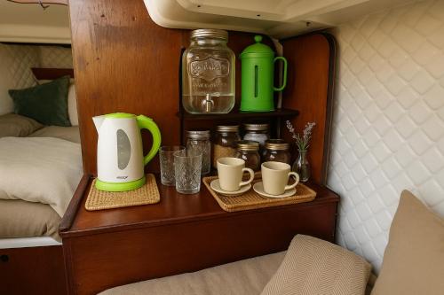 Glamping on small, old boat in Karlskrona, Karlskrona (fotografie 10)