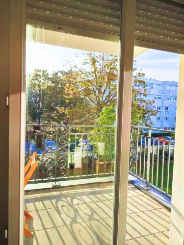 Face au Métro 14, Chambre avec balcon et vue sur jardin, 5 min Orly, 7 min Paris (Face au Metro 14, Chambre avec balcon et vue sur jardin, 5 min Orly, 7 min Paris) in เชอวิลลี ลาอุย